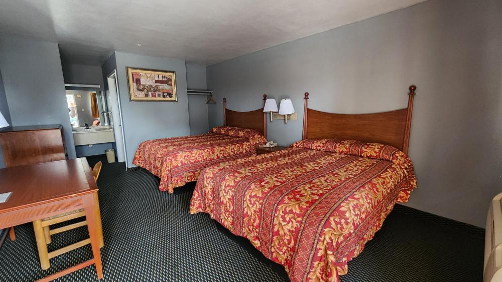 2 Queen Beds Non-Smoking interior
