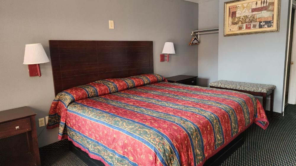 King Bed Non-Smoking interior